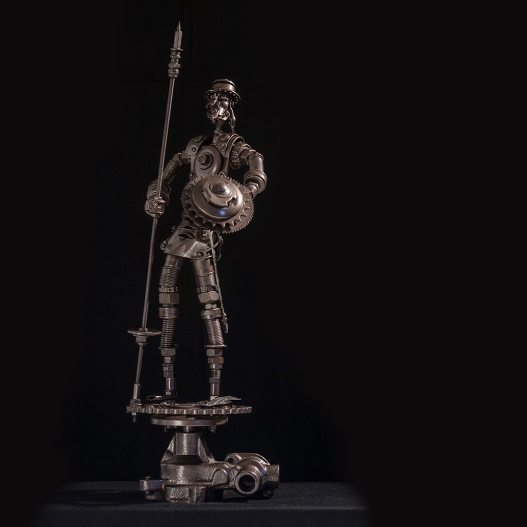 O Homem de La Mancha, figura cavalheiresca de metal com lança e escudo de engrenagem
