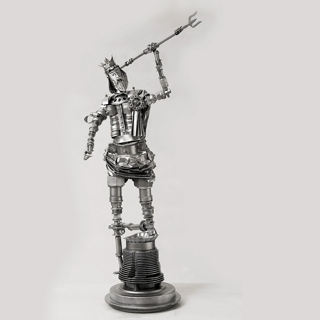 Netuno, figura coroada de metal erguendo um tridente